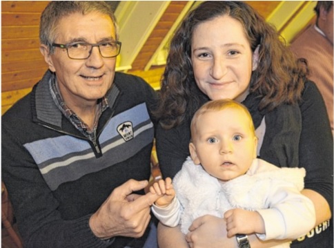 Von Geburt an DLRG Mitglied: Die elf Monate alte Eevke mit ihrer Mutter Sandra Hildebrandt und dem Vorsitzenden Hans-Jürgen Horn. UK Von Geburt an DLRG Mitglied: Die elf Monate alte Eevke mit ihrer Mutter Sandra Hildebrandt und dem Vorsitzenden Hans-Jürgen Horn. UK